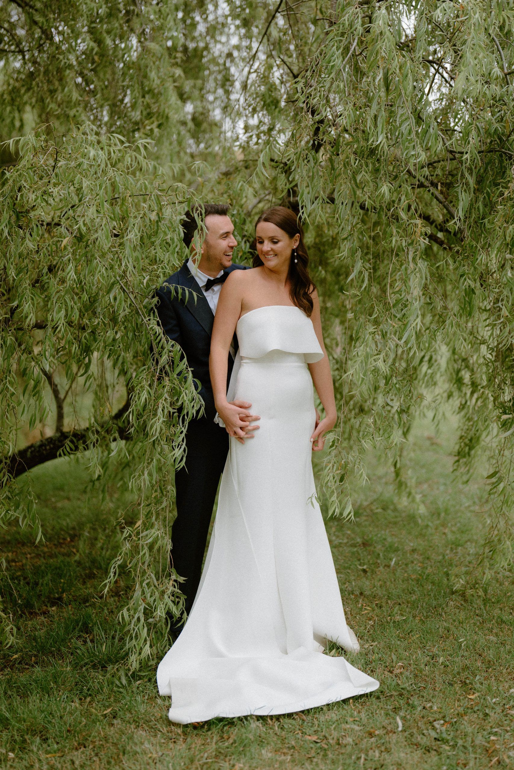 bendooley book barn wedding of isabella and brandon in front of a willow tree